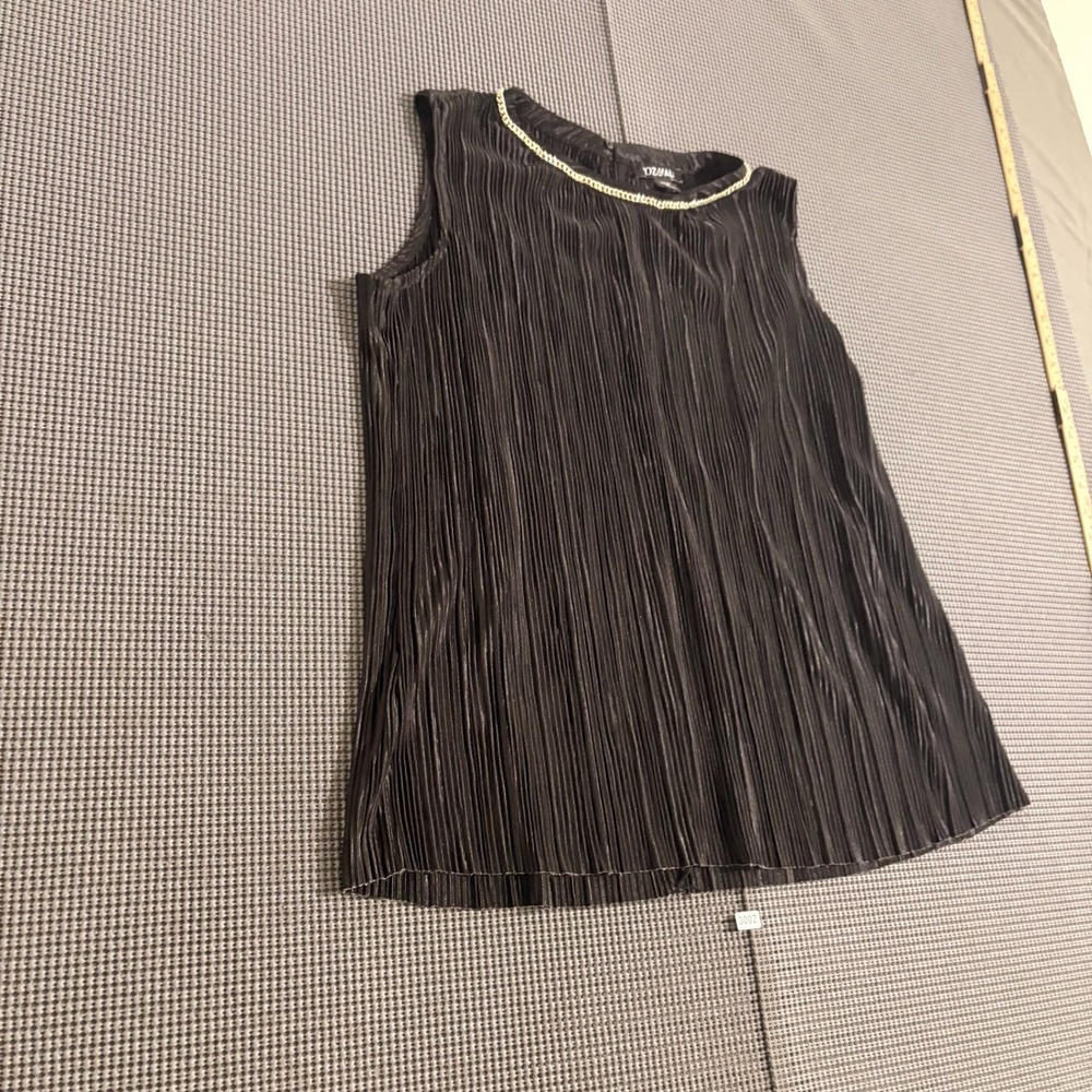 Roz & Ali Women Black Pleated Sleeveless Top Gold Chain Neck Petite Medium
